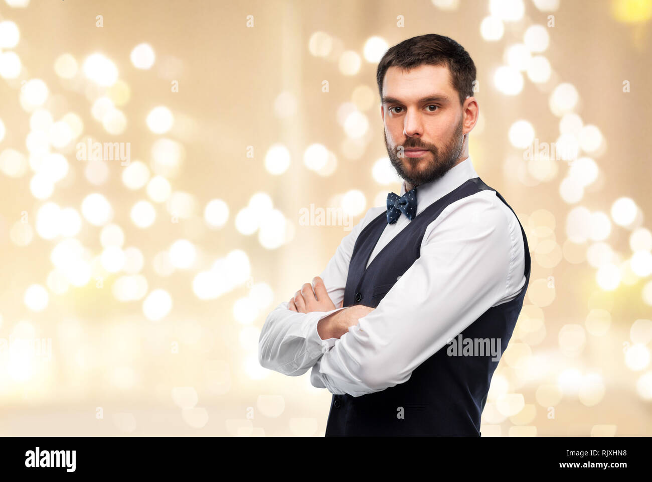 Mann in Partei Kleidung und bowtie Stockfoto