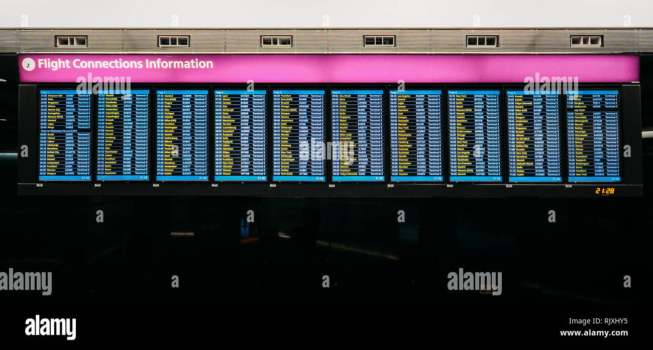 Flüge Information Board im Flughafen Terminal - Panoramablick. Stockfoto