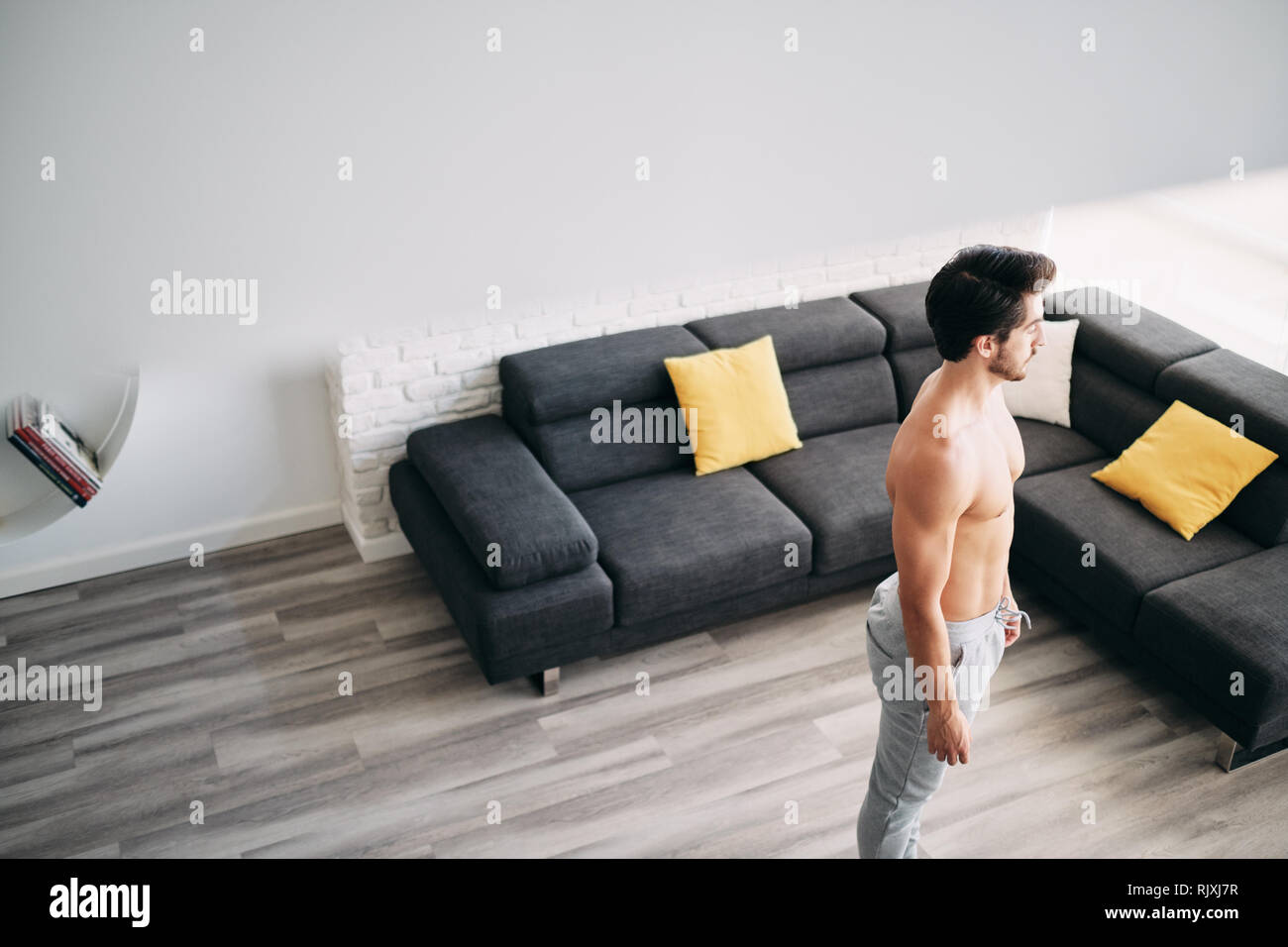 Erwachsene Mann Training Muskeln zu Hause ausruhen zwischen Übungen Stockfoto