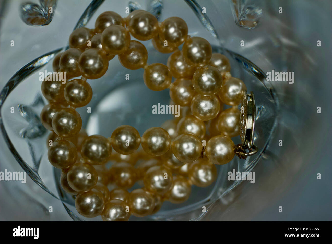 Makro Kunst Abstrakte schöne defokussierten Kristallglas mit einer Perlenkette Stockfoto