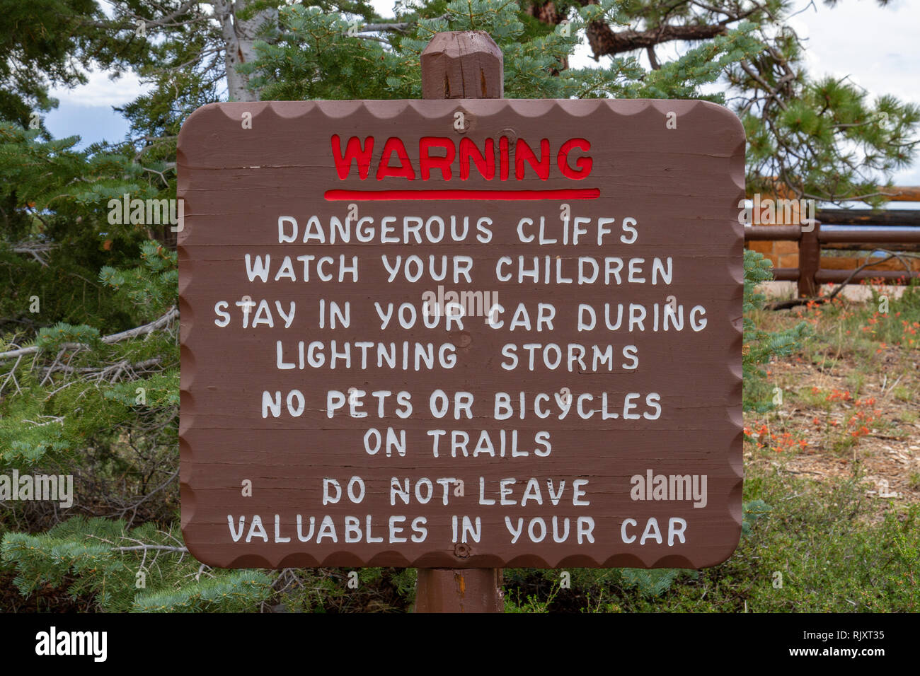 Warnschild (von gefährlichen Klippen und Gewitter) im Bryce Canyon National Park, Utah, United States. Stockfoto