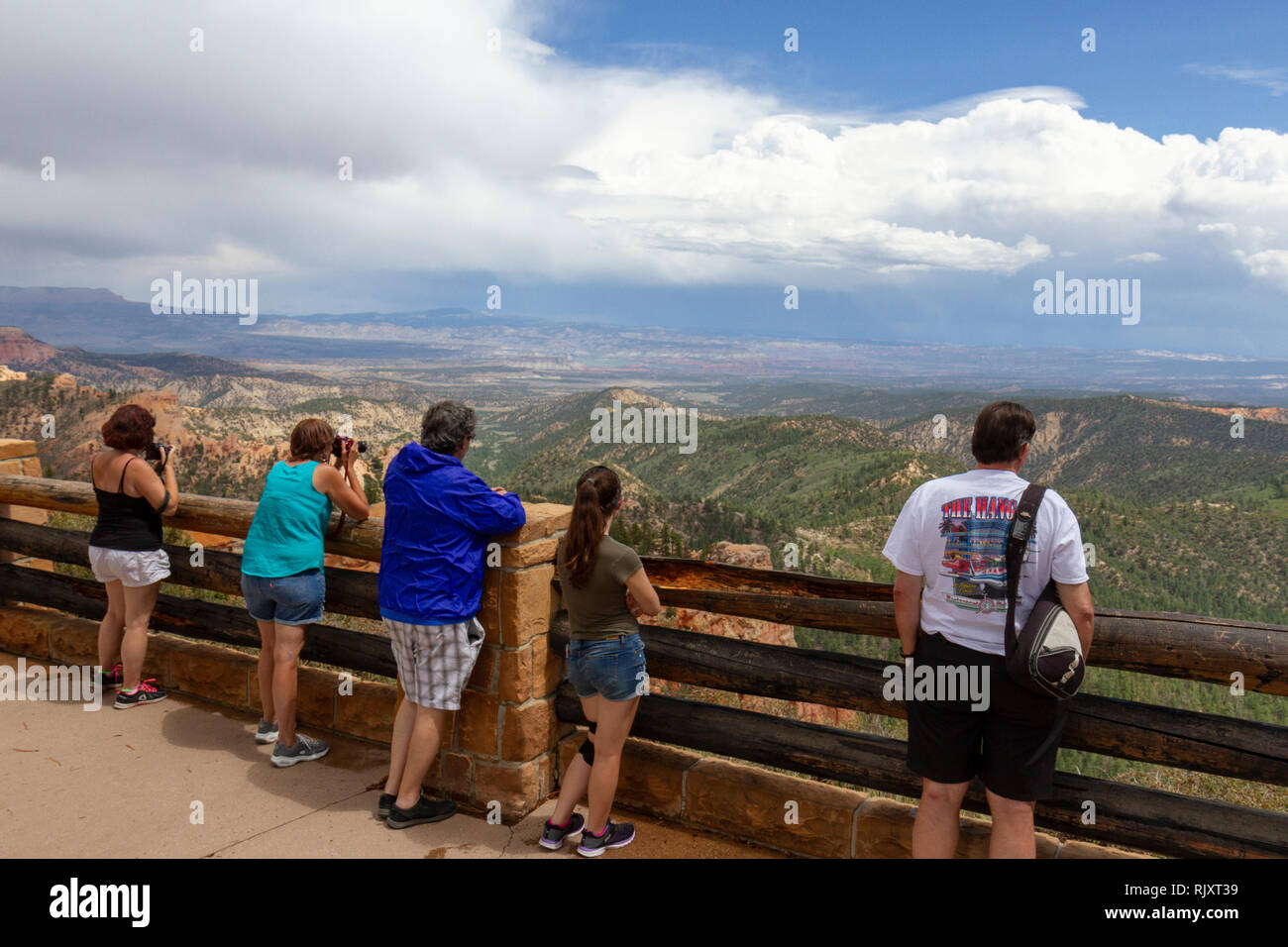 Touristen an den Farview Point heraus über Bryce Canyon National Park, Utah, United States. Stockfoto