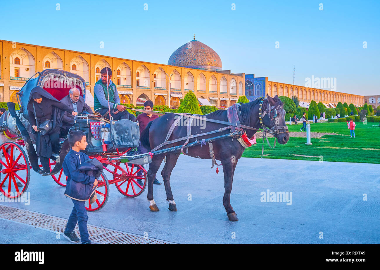 ISFAHAN, IRAN - 19. Oktober 2017: Die ältere Paare gerade angekommen Nach der Fahrt in der Kutsche um Nashq-e Jahad Square, am 19. Oktober in Stockfoto