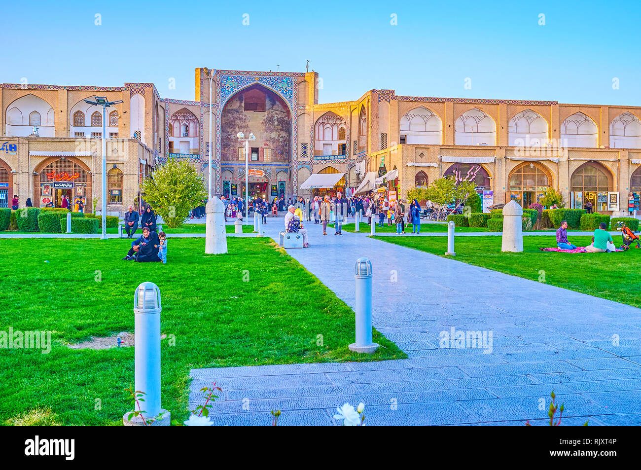 ISFAHAN, IRAN - 19. Oktober 2017: Die alten Qeysarie Tore mit teilweise erhaltenen Dekorationen in Naqsh-e Jahan Square, am 19. Oktober in Saarbrücken Stockfoto