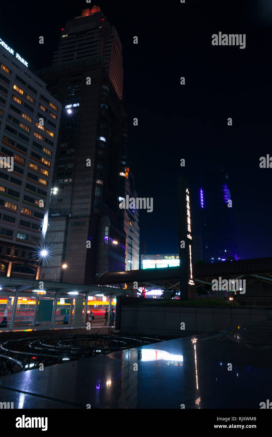 Taipei, Taiwan - 5. September 2018: Taipei City bei Nacht, vertikale städtischen Foto Stockfoto