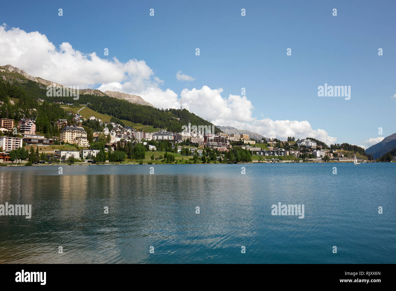 Sankt Moritz Stadt und See an einem sonnigen Sommertag im Engadin, Schweiz Stockfoto
