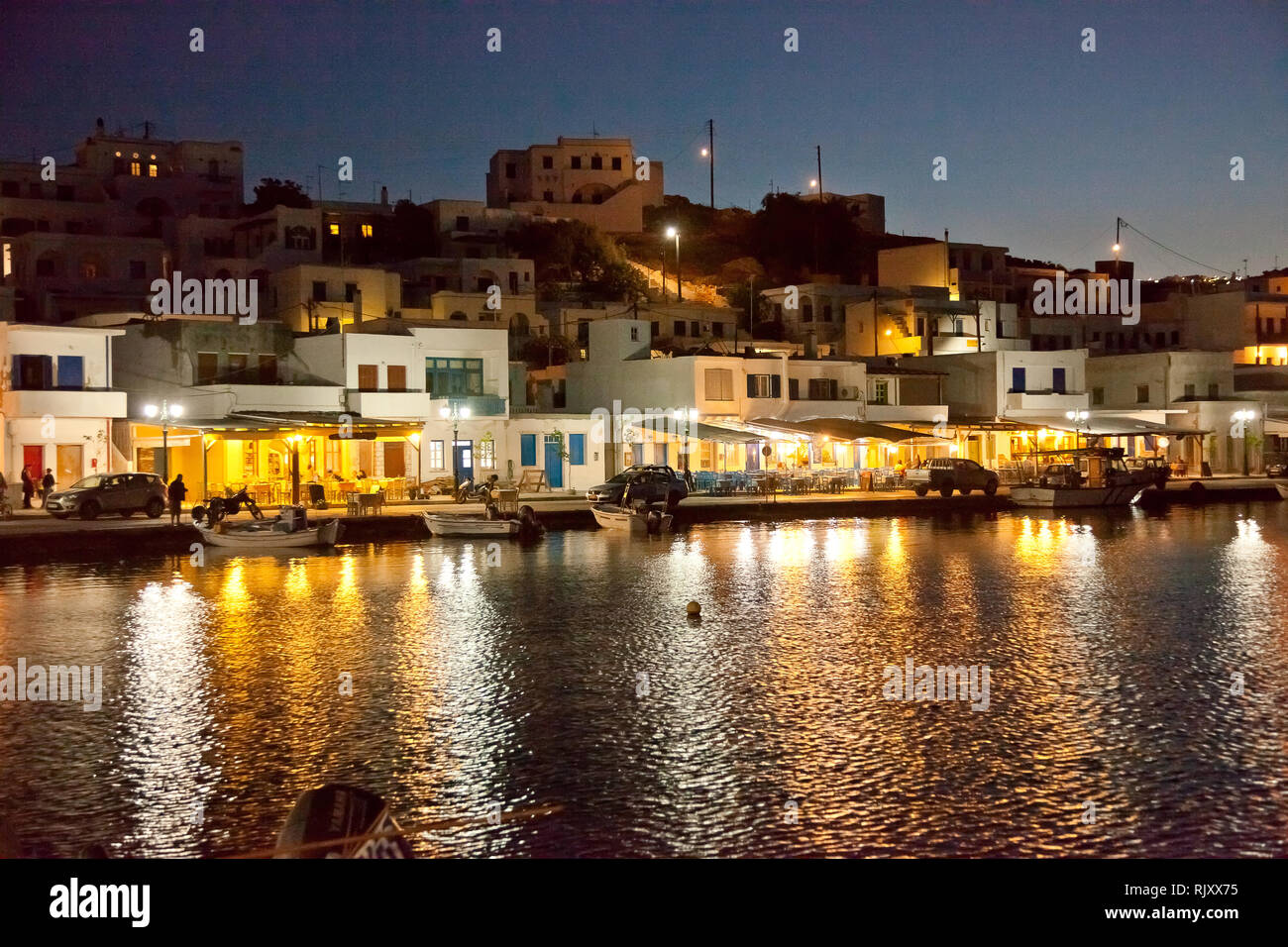 Abendlicher Blick von Panormos Hafen im Norden der Insel Tinos Stockfoto