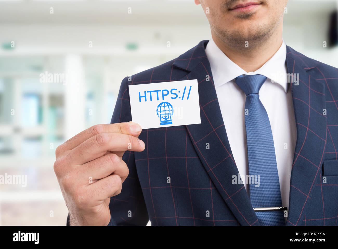 Geschäftsmann Holding weiße Karte mit Händen, die Website von https-Briefe und PC-Anschluss Symbol Stockfoto