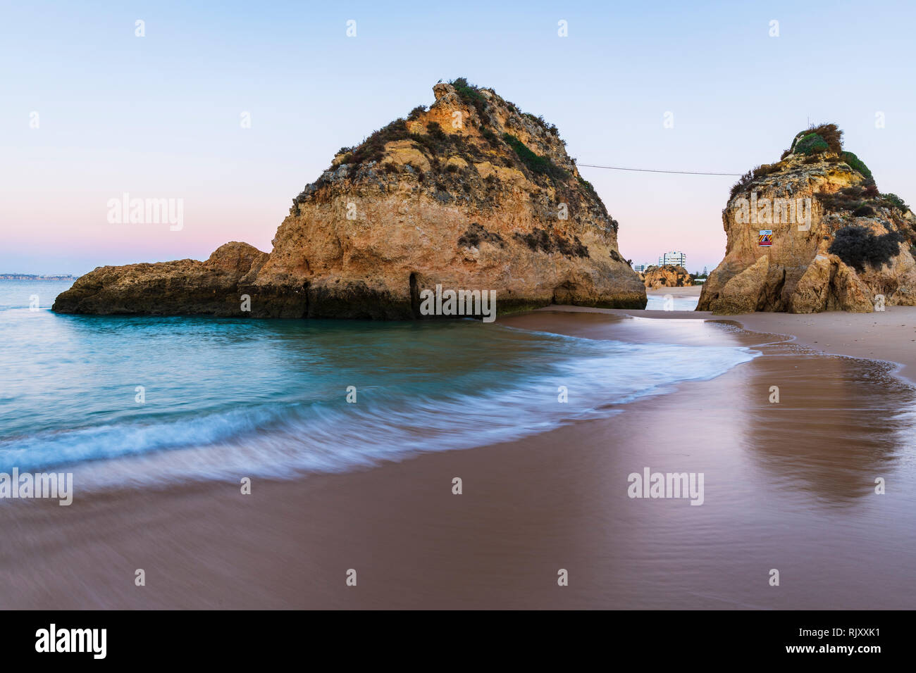 Schroffe Klippen auf See in der Abenddämmerung, Alvor, Algarve, Portugal, Europa Stockfoto