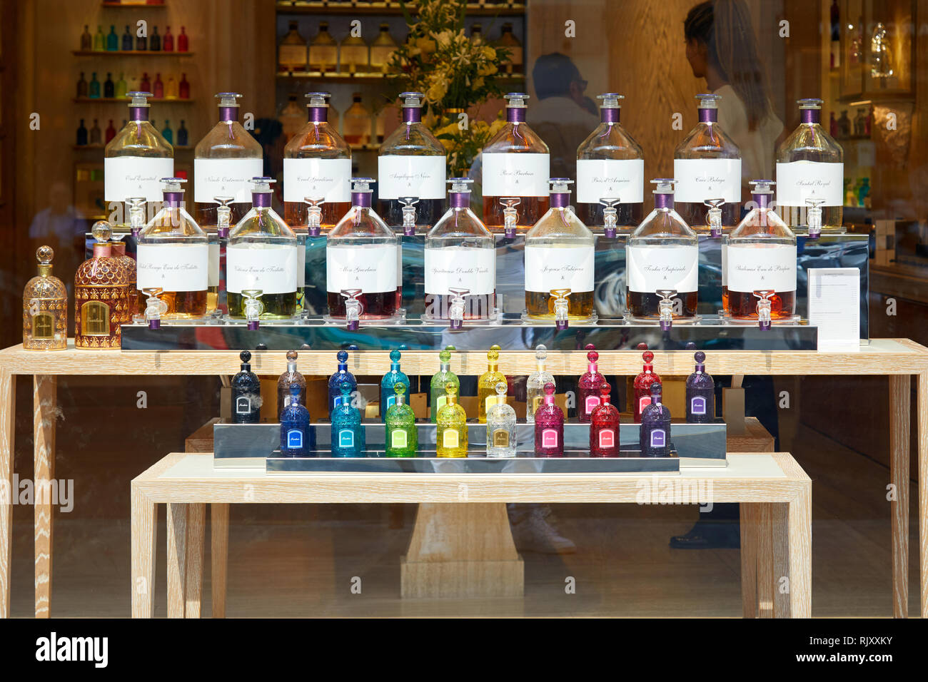 PARIS, Frankreich, 07.Juli 2018: Store Fenster Guerlain in Paris mit transparenten und farbigen Duft Flaschen in einem sonnigen Sommertag Stockfoto