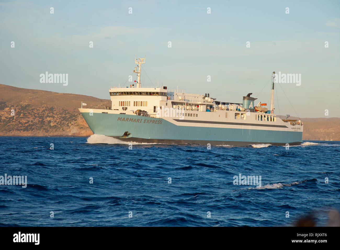 Das Schiff, das sich nördlich der Kykladen im Ägäischen Meer Stockfoto