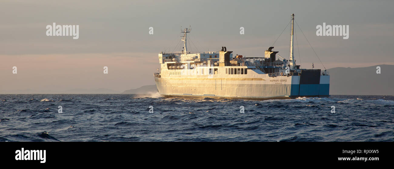 Das Schiff, das sich nördlich der Kykladen im Ägäischen Meer Stockfoto