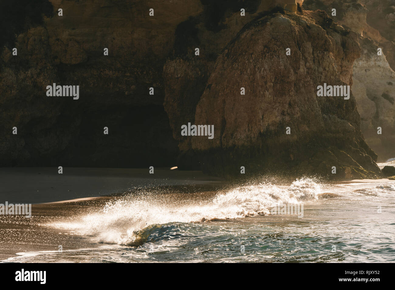 Sonnenlicht auf dem Brechen von Wellen, Alvor, Algarve, Portugal, Europa Stockfoto