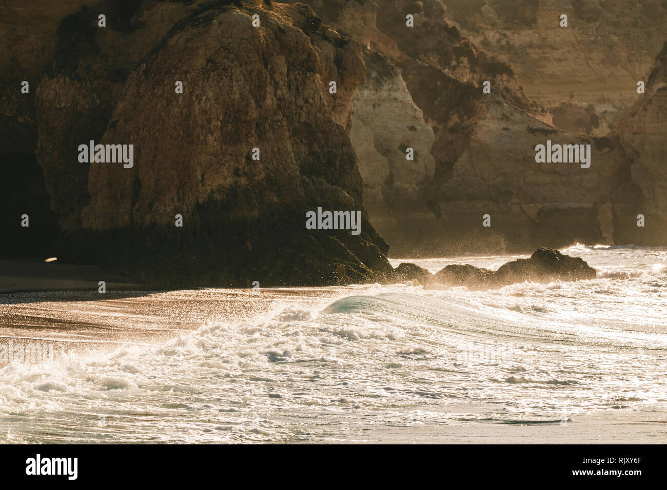 Wellen auf verlassenen Strand brechen, Alvor, Algarve, Portugal, Europa Stockfoto