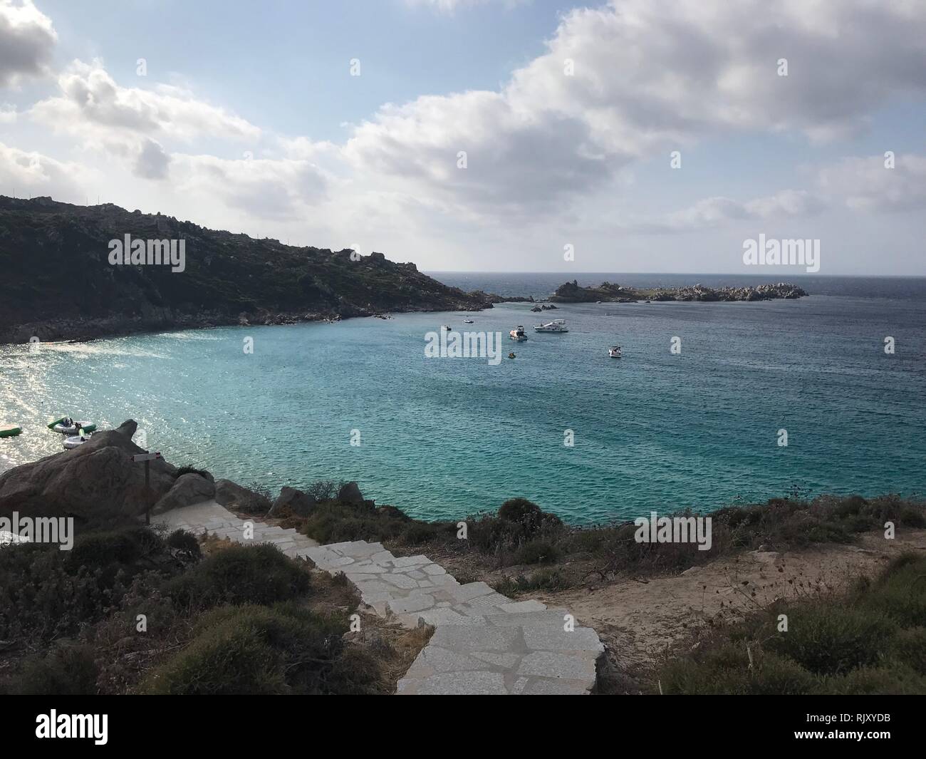 Menschenmassen über die Grande Pevero Strand in Costa Smeralda in Sardinien in der Nähe von Porto Cervo an der Costa Smeralda Gebiet Stockfoto