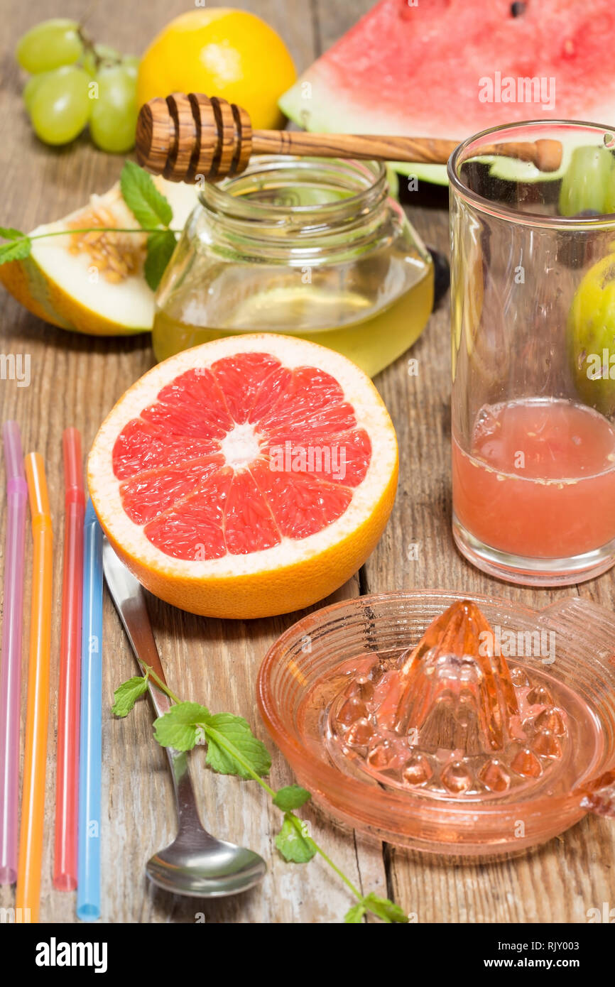 Vorbereitung Fruchtsaft mit den Vintage Glas Sieb Stockfoto