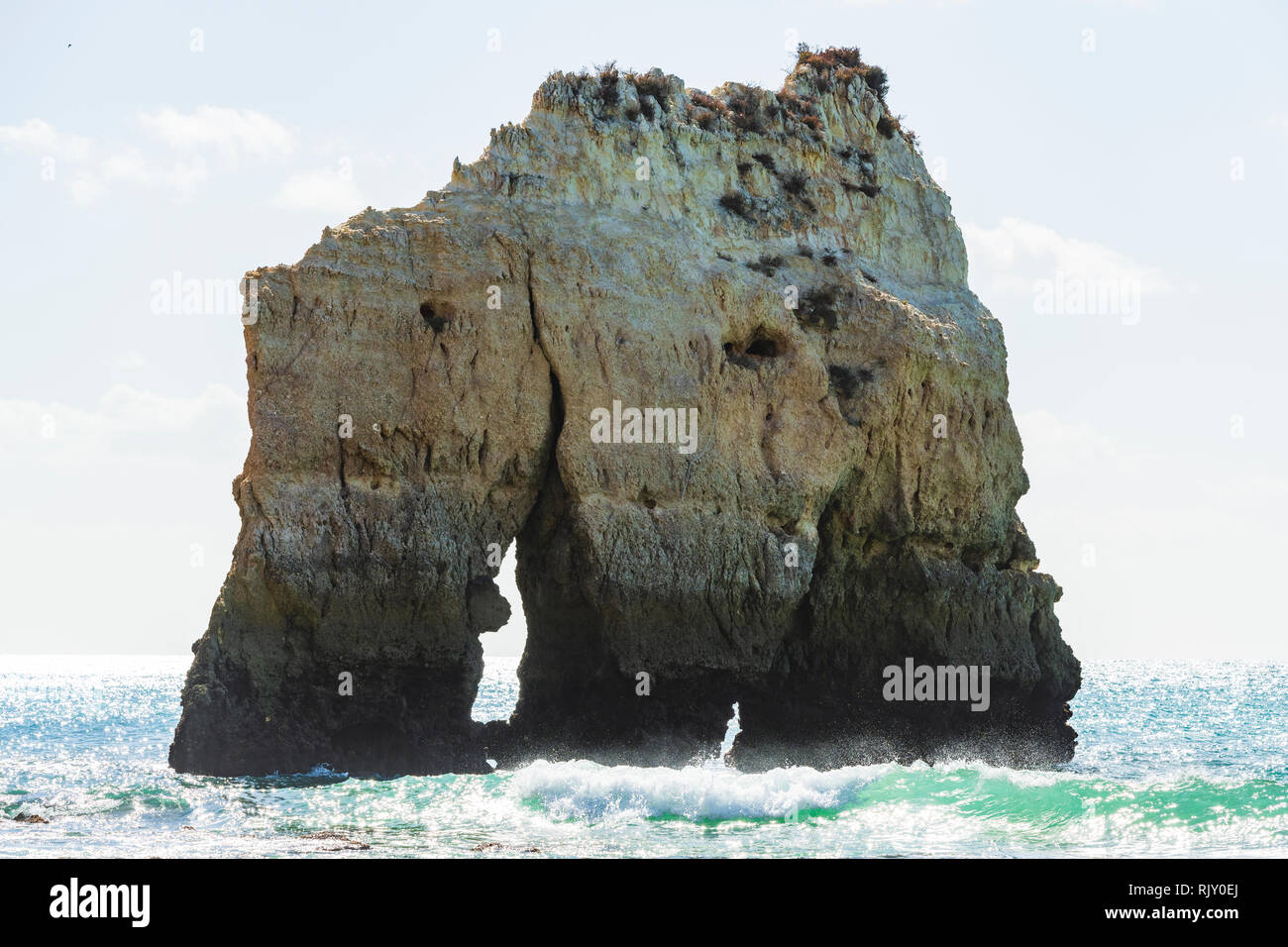 Großen Felsen im Meer, Alvor, Algarve, Portugal, Europa Stockfoto