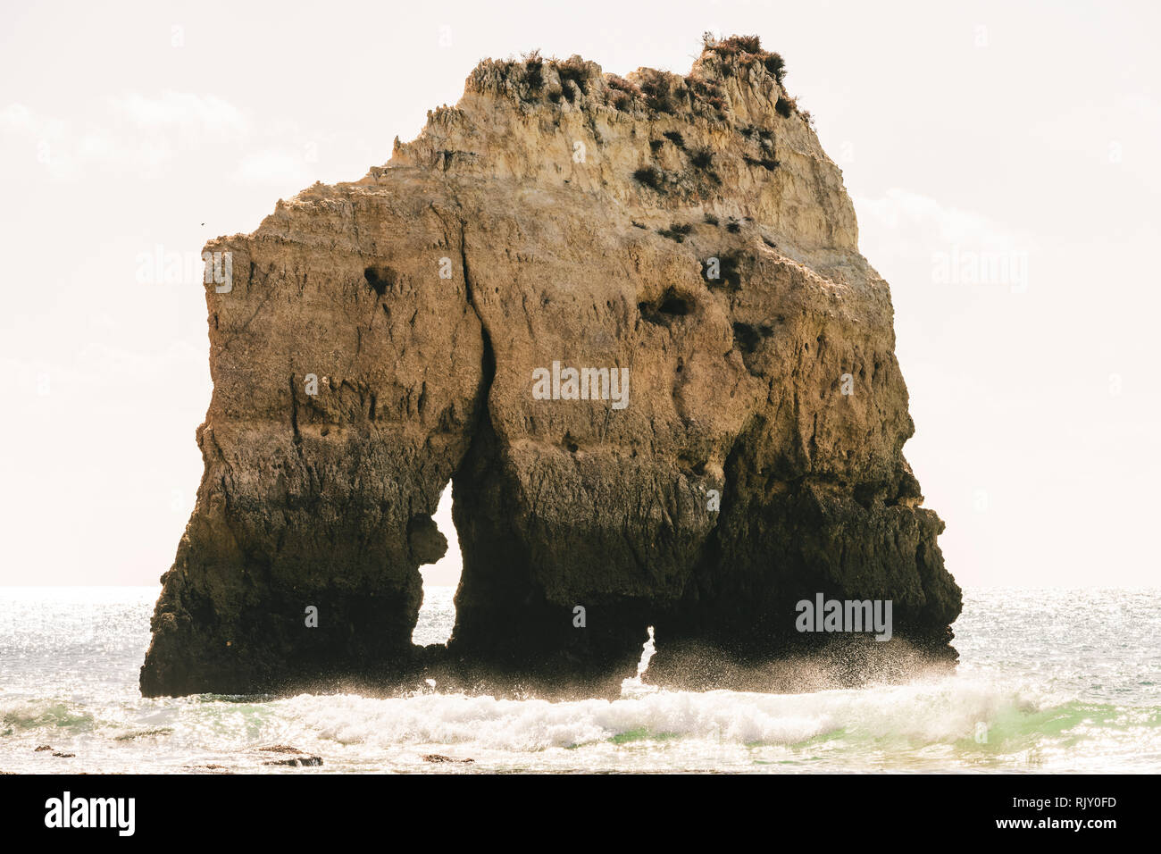 Großen Felsen im Meer, Alvor, Algarve, Portugal, Europa Stockfoto