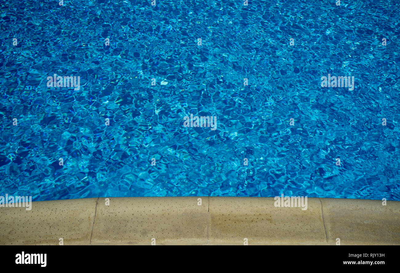 Blaues Wasser im Schwimmbad Stockfoto