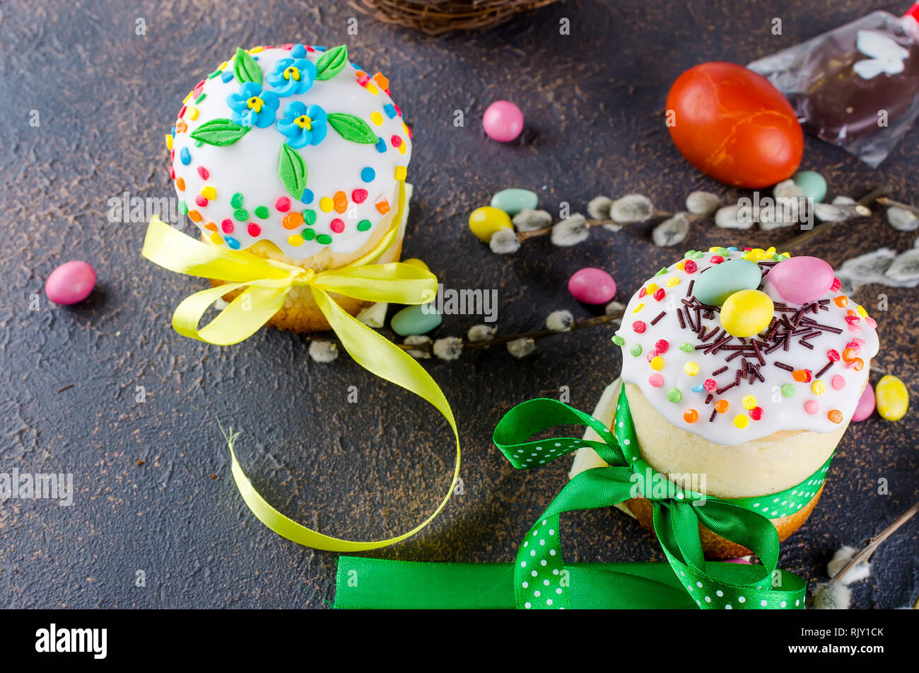 Fruhling Ostern Kuchen Mit Weisser Glasur Und Bunten Topping Zucker Dekor Ostern Bemalte Eier Und Urlaub Dekorationen Auf Dem Dunklen Hintergrund En Ort Stockfotografie Alamy