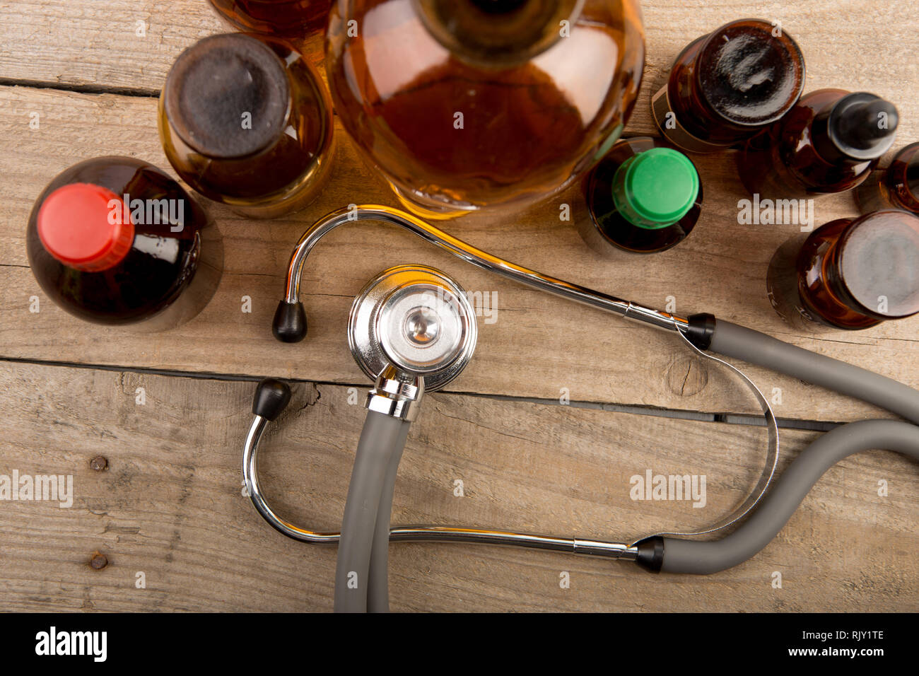 Arbeitsplatz des Arztes - Stethoskop und Apotheke Flaschen auf dem Schreibtisch aus Holz Stockfoto