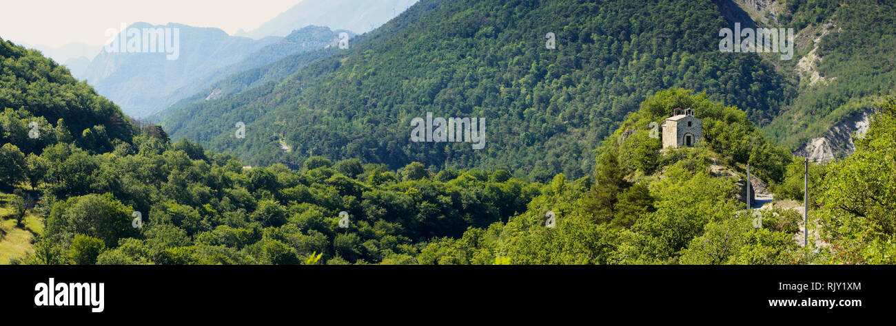 Das malerische Tal mit steinernen Kapelle Stockfoto