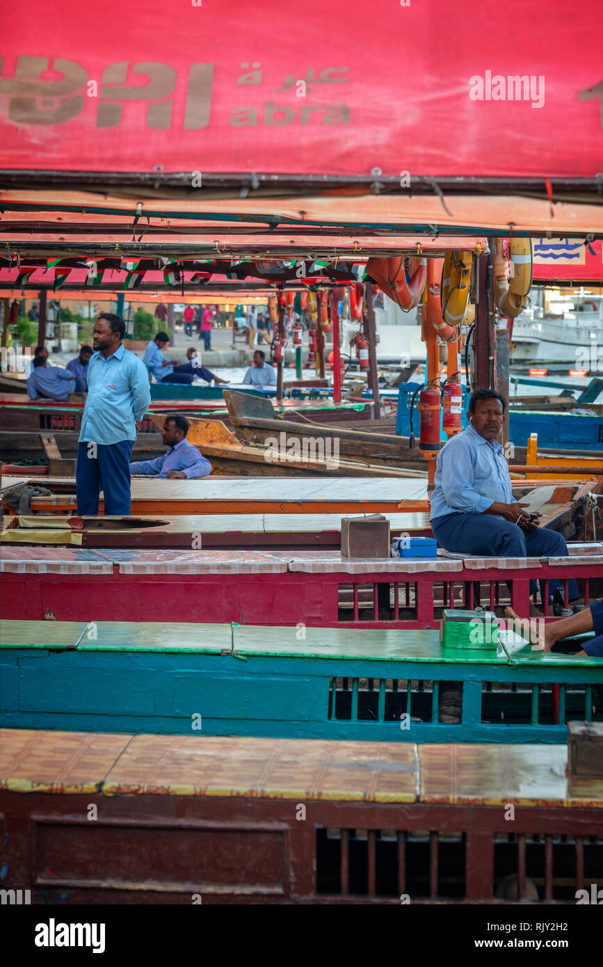 Abras, alte traditionelle kleine Boote aus Holz in Du bai Creek, Vereinigte Arabische Emirate Stockfoto