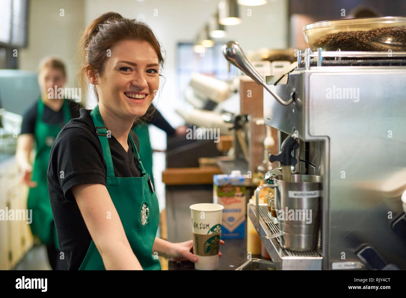 Starbucks barista Fotos und Bildmaterial in hoher Auflösung Alamy