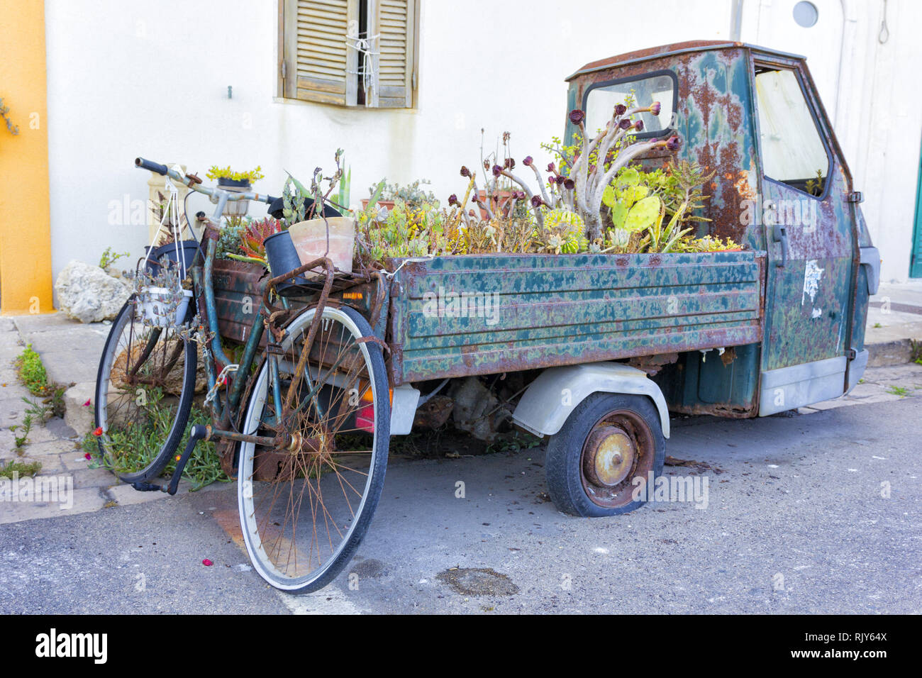 Alte ausgediente Motorrad als Pflanzer in den Straßen von Gallipoli, Süd Italien verwendet. Stockfoto