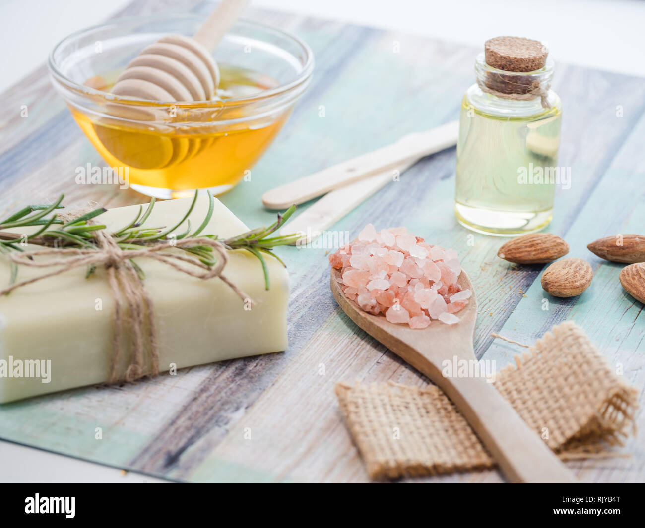 Hautpflege natürliche Produkte Zutaten für scrub Body Mask: Mandelöl, Honig,  natürliche Seife, Himalaya Salz Stockfotografie - Alamy
