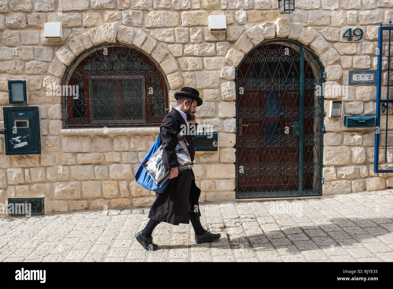 Tzfat, Israel - 18. November 2018: Die orthodoxen jüdischen Mann auf der Straße von Safed Stadt. Tzfat hat einen guten Ruf als Stadt der Kabbala. Stockfoto