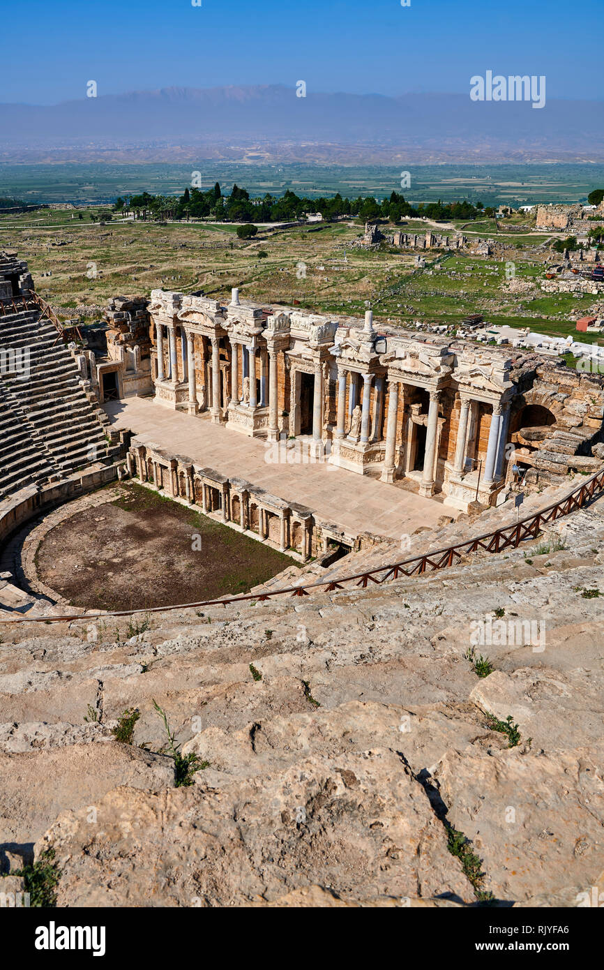 Bild eines römischen Theaters rekonstruiert über einer früheren griechischen Theater unter der Herrschaft von Hadrian nach dem Erdbeben vom 60. Die Fassade ist 300 Gebühr Stockfoto