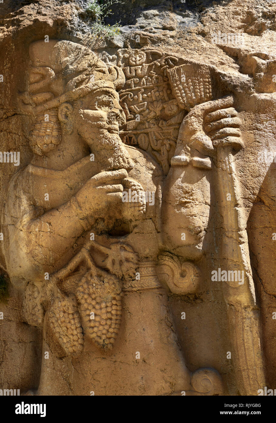 Bild der Ivriz Hethiter rock Relief denkmal König Warpalawas, in dem er spricht der Gott des Donners zu Tarhundas. Der König Stockfoto