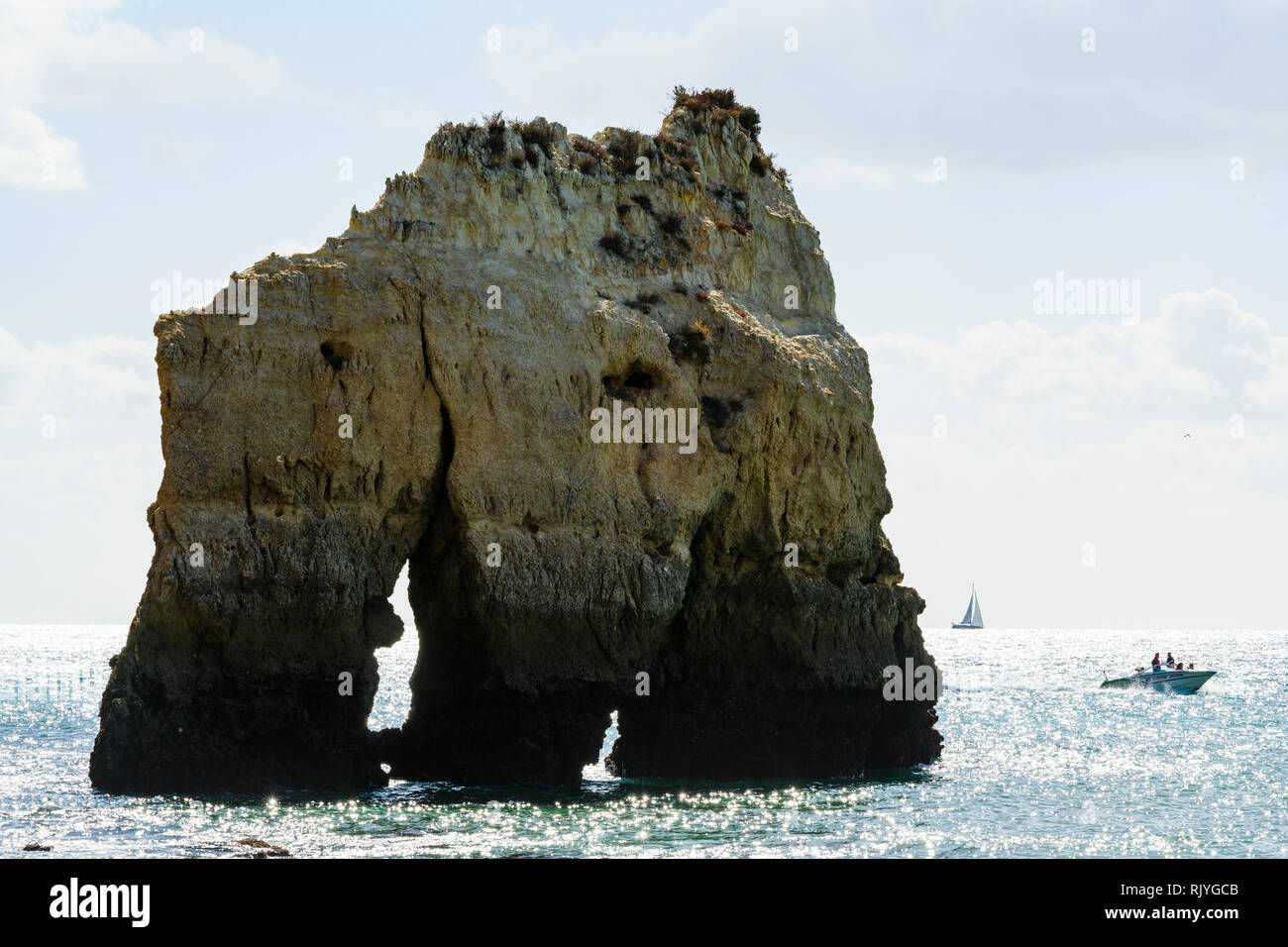 Speed Boot von großen Felsen im Meer, Alvor, Algarve, Portugal, Europa Stockfoto