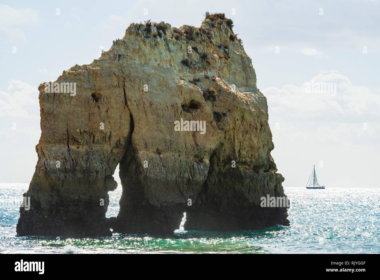 Yachtcharter von großen Felsen im Meer, Alvor, Algarve, Portugal, Europa Stockfoto