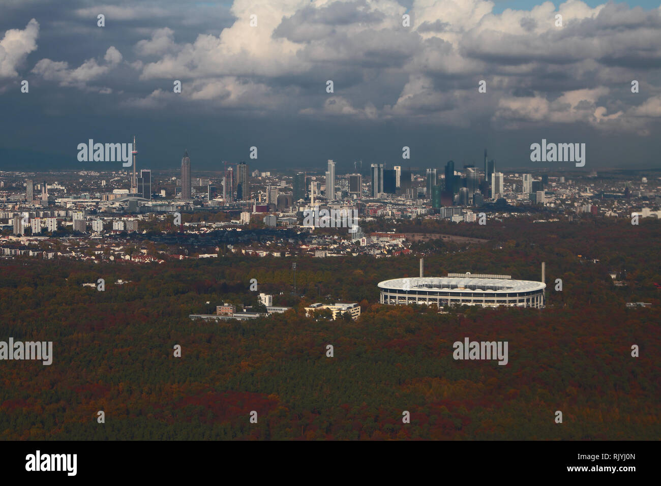 Waldgebiet, das Stadion und die Stadt, Luftbild. Frankfurt am Main, Deutschland Stockfoto