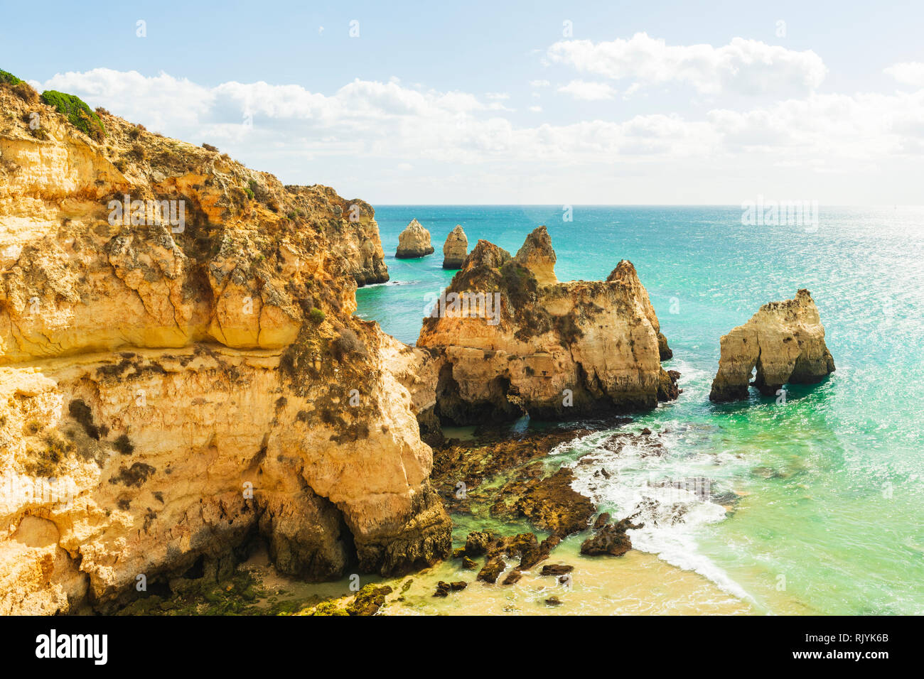 Hohe Blick auf die zerklüftete Küste, Alvor, Algarve, Portugal, Europa Stockfoto