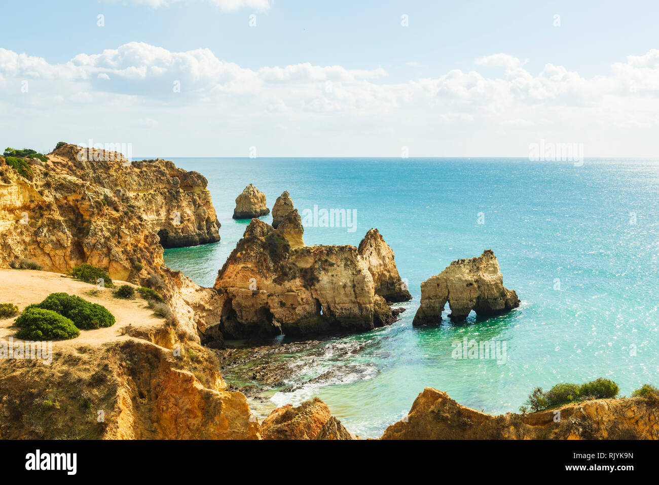 Hohe Blick auf Meer Stacks und natürlichen Bögen, Alvor, Algarve, Portugal, Europa Stockfoto