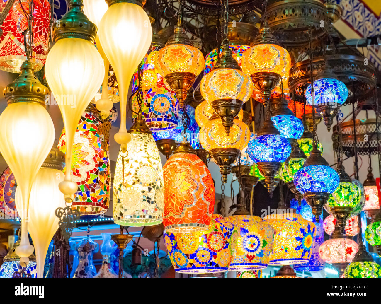 Mehrfarbige authentische Lampen am Großen Basar in Istanbul, Türkei hängen Stockfoto