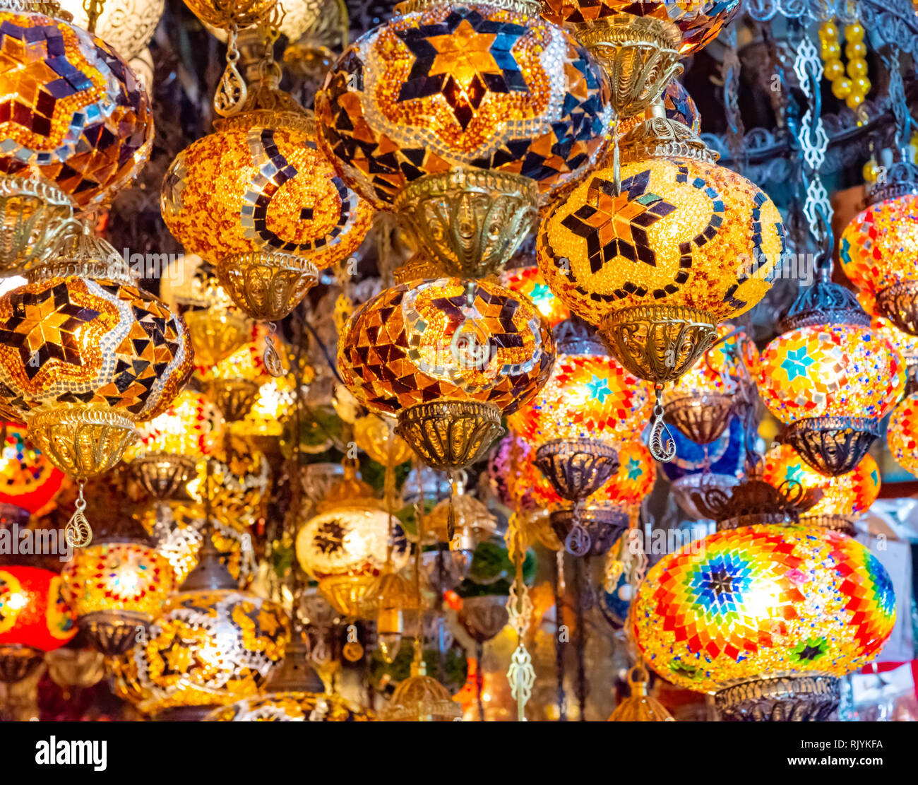 Mehrfarbige authentische Lampen am Großen Basar in Istanbul, Türkei hängen Stockfoto