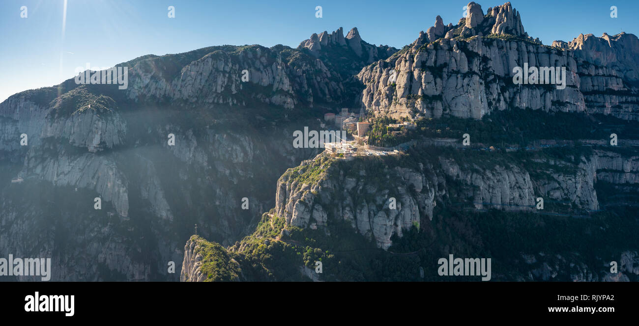 Antenne; Blick auf berühmte Bergkette, Wallfahrtsort für viele Menschen; Felsen, alten gotischen Architektur mit modernen transporta Stockfoto