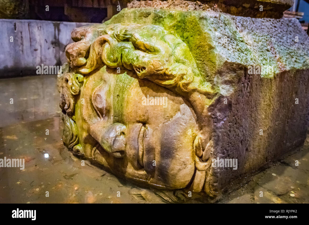 Die Spalte mit invertierten Medusenhaupt Basis in Basilika-Zisterne. Istanbul. Turkei Stockfoto