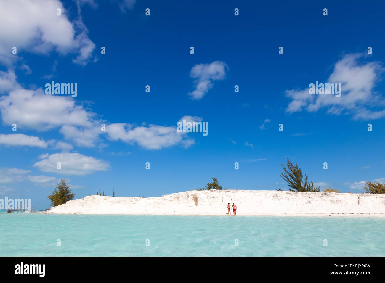 Unbekannter Menschen auf die schneeweißen Strand und das azurblaue Karibische Meer. Paar Männer und Frauen. Insel Cayo Largo. Kuba. Karibik. Stockfoto