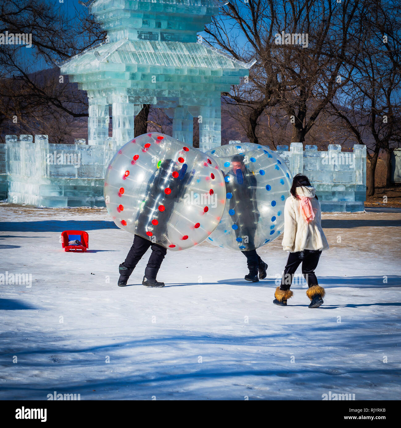 Bubble Ball auf Eis, zwei Männer Spaß im Inneren zwei bubble Bälle an einem sonnigen Sonntag Nachmittag im Januar Stockfoto