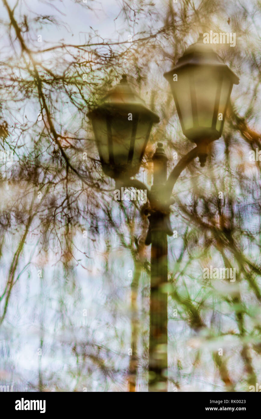 Frosted Pfütze und Reflexion von Laternen auf Eis - Bild Stockfoto