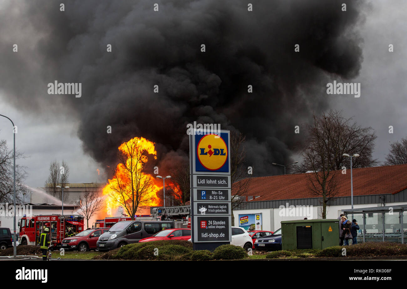 Moers, Deutschland. 08 Feb, 2019. Feuerwehrmänner bekämpfen einen Brand in einem kommerziellen Halle. Die Moers Bahnhof wurde aufgrund der starken Rauchentwicklung geschlossen. Anwohner wurden gebeten, von der Feuerwehr, Türen und Fenster geschlossen zu halten. Credit: Christoph Reichwein/dpa/Alamy leben Nachrichten Stockfoto