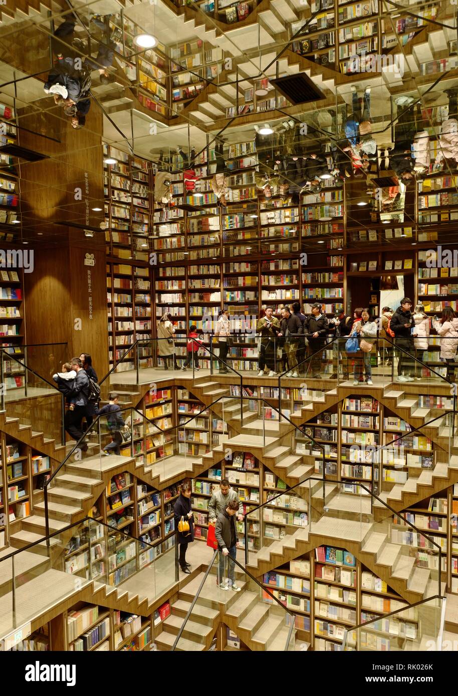 Chongqing, China. 8 Feb, 2019. Menschen besuchen die Zhongshuge Buchhandlung im Südwesten Chinas Chongqing, 8. Februar, 2019. Credit: Liu Chan/Xinhua/Alamy leben Nachrichten Stockfoto