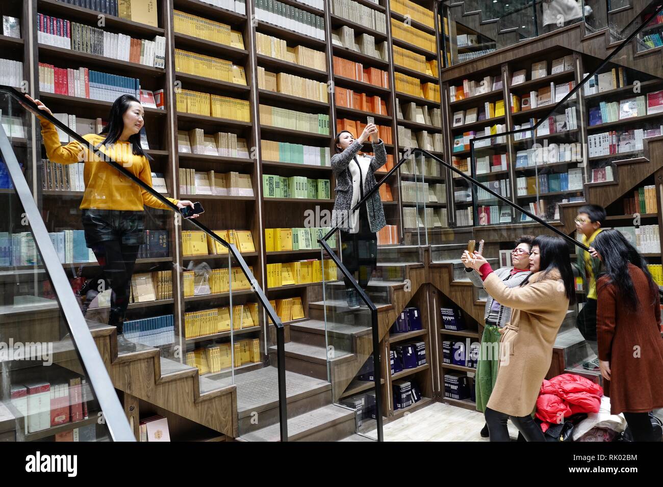 Chongqing, China. 8 Feb, 2019. Menschen machen Fotos am Zhongshuge Buchhandlung im Südwesten Chinas Chongqing, 8. Februar, 2019. Credit: Liu Chan/Xinhua/Alamy leben Nachrichten Stockfoto