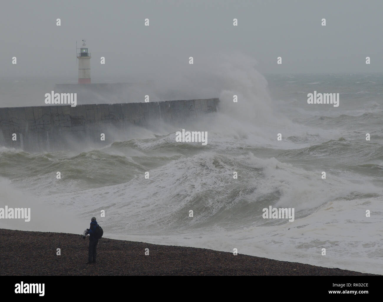 Newhaven, East Sussex, UK..8. Februar 2019. Sturm Erik bringt gale Krawalle, die die Brandung aufschlagen und große Wellen entlang der Südküste erzeugen. . Stockfoto