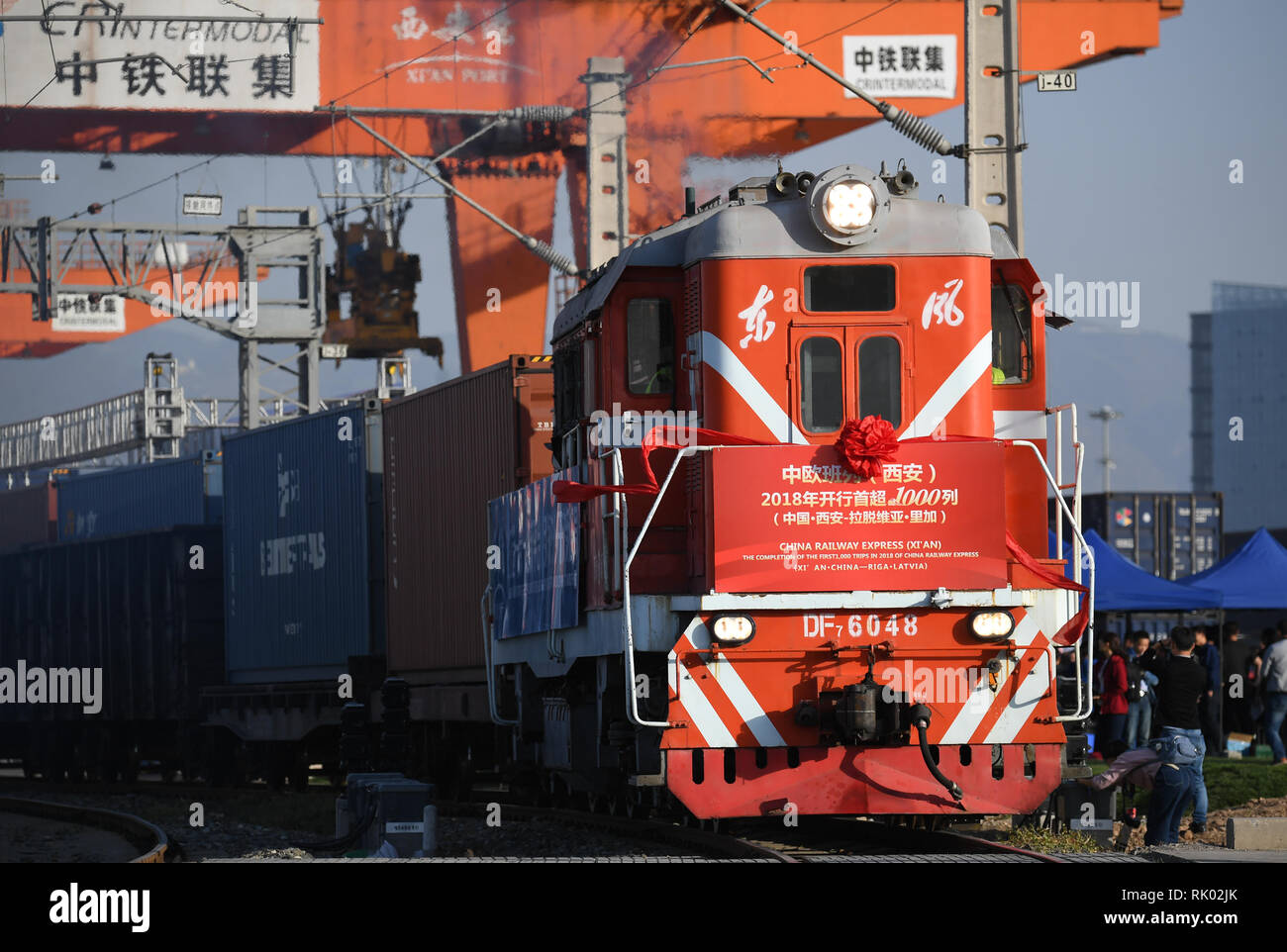 Peking, der chinesischen Provinz Shaanxi. 30 Okt, 2018. Ein Güterzug fährt nach Riga, Lettland, in Xi'an, die Hauptstadt der Provinz Shaanxi im Nordwesten Chinas, Okt. 30, 2018. Credit: Li Yibo/Xinhua/Alamy leben Nachrichten Stockfoto